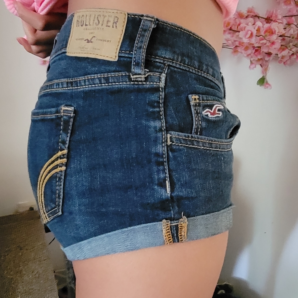 Size 3 Hollister shorts - Picture 2 of 2